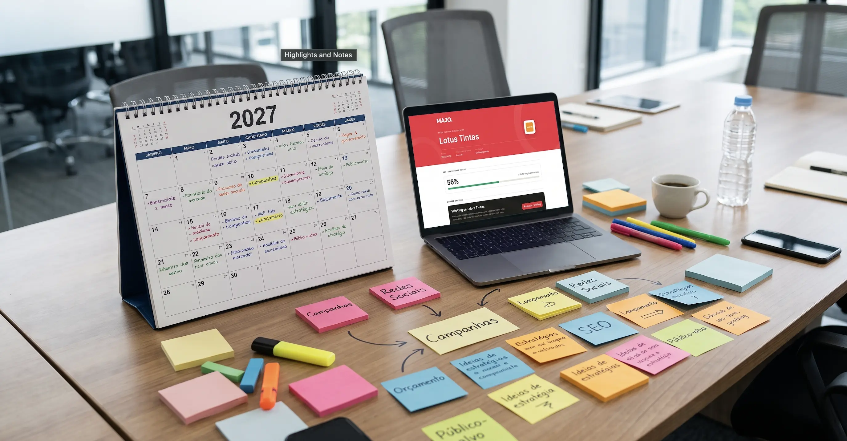 Mesa de reunião com calendário de 2027 aberto, notebook com gráficos e post-its coloridos organizando um plano de marketing